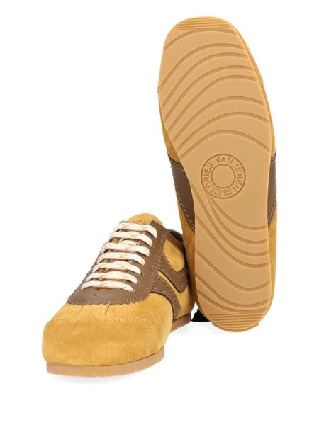 Sneakers in suede