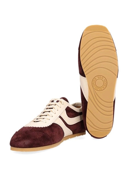 Sneakers in suede