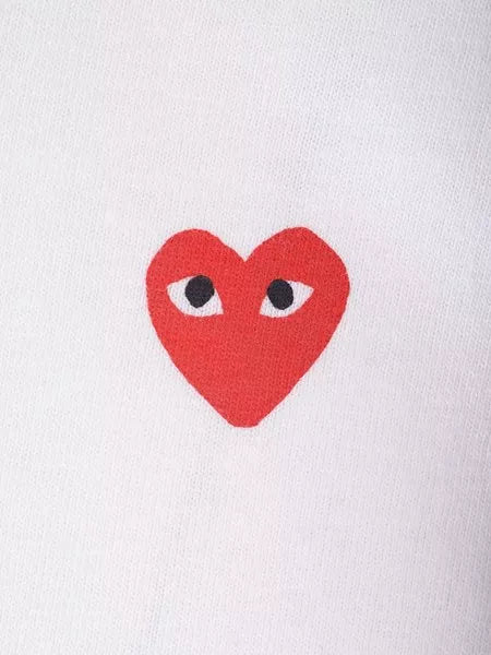 T-shirt con cuori rossi