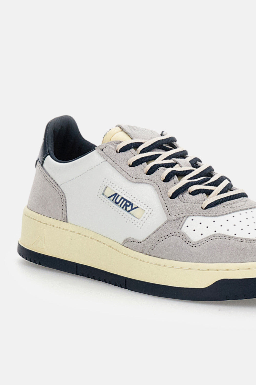 MEDALIST LOW LEATHER SNEAKERS