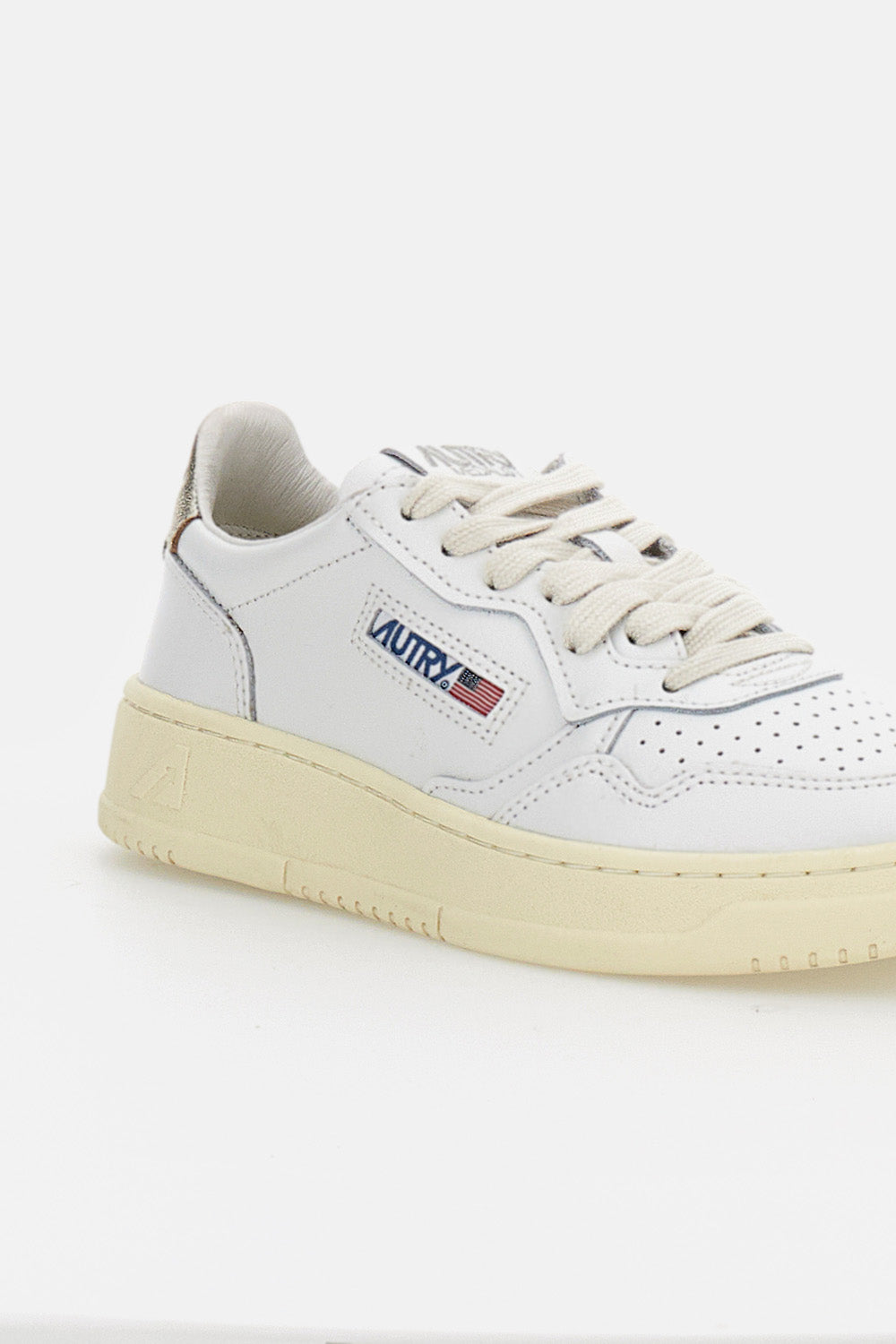 MEDALIST LOW LEATHER SNEAKERS