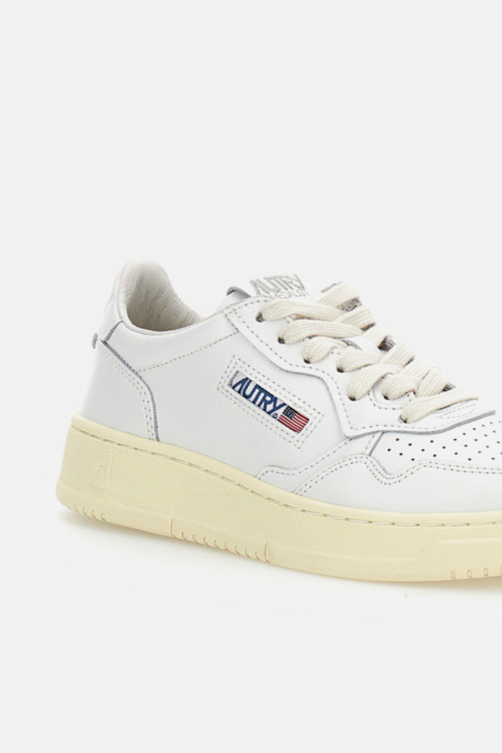 MEDALIST LOW LEATHER SNEAKERS