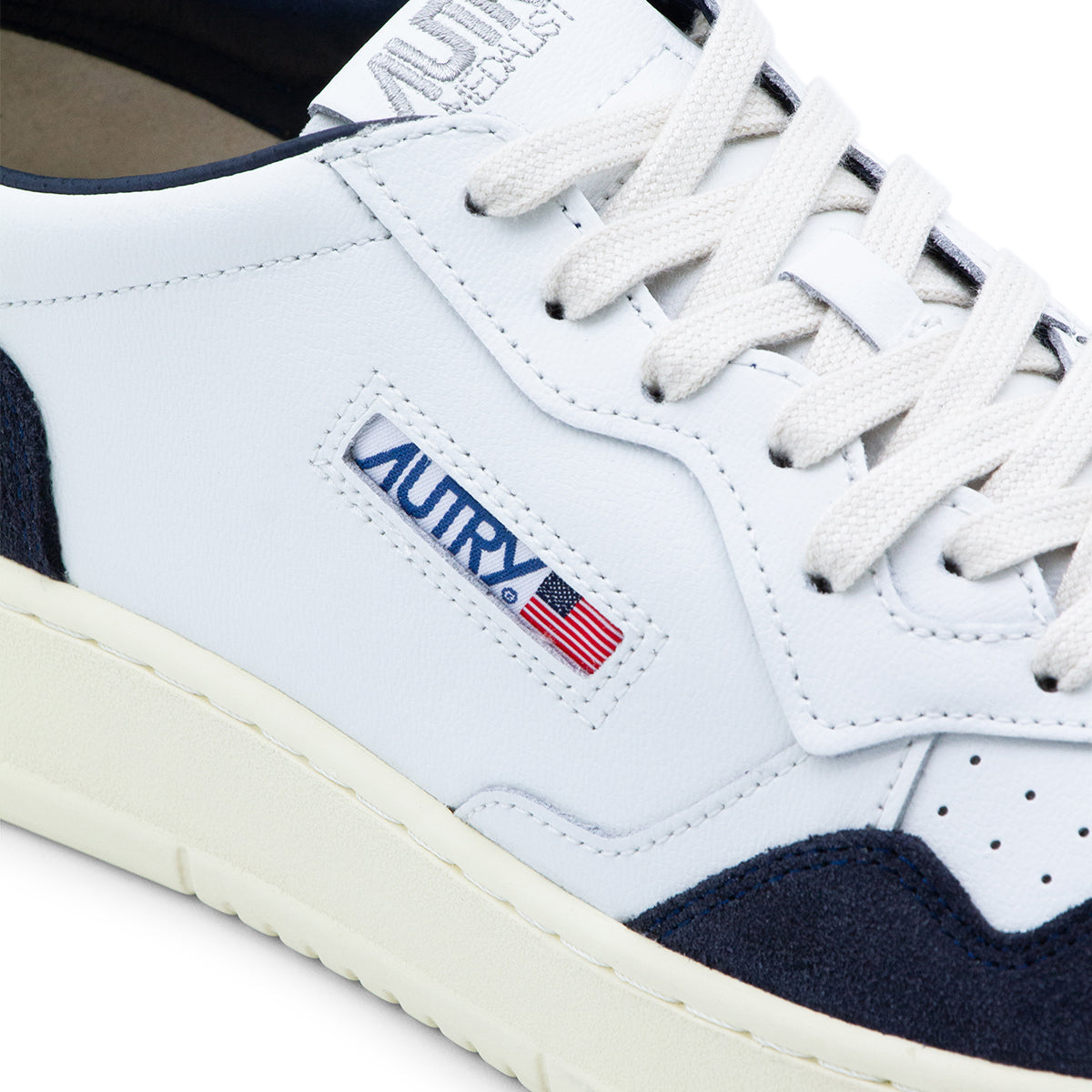 WHITE AND BLUE LEATHER MEDALIST LOW SNEAKERS