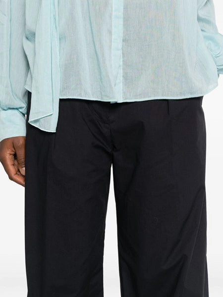 Pantalone con pieghe