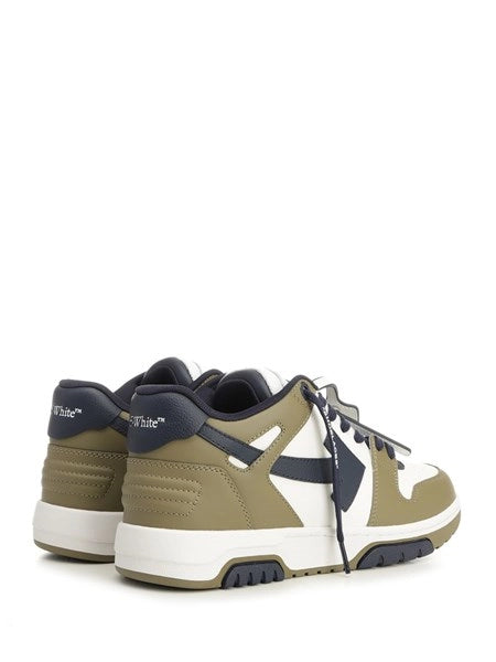 Sneaker Out of office