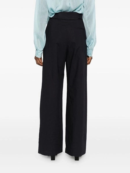 Pantalone con pieghe