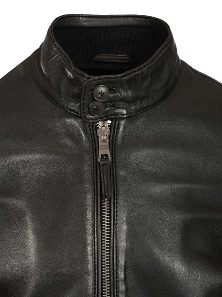 Biker in pelle nera