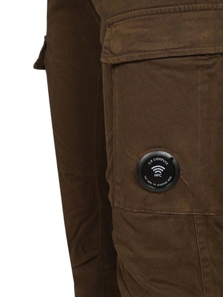 Pantaloni cargo realizzati in raso di cotone stretch
