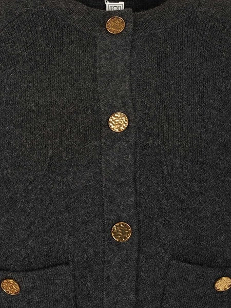 Cardigan con bottoni martellati