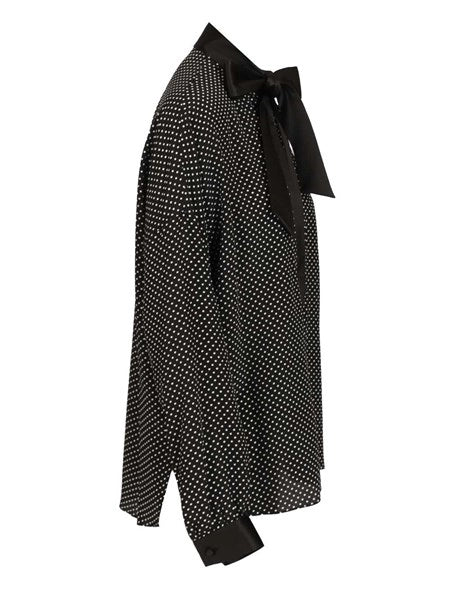 Blusa in raso di seta a pois con collo lavallière