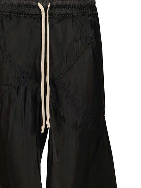 Pantaloni larghi con finitura lucida