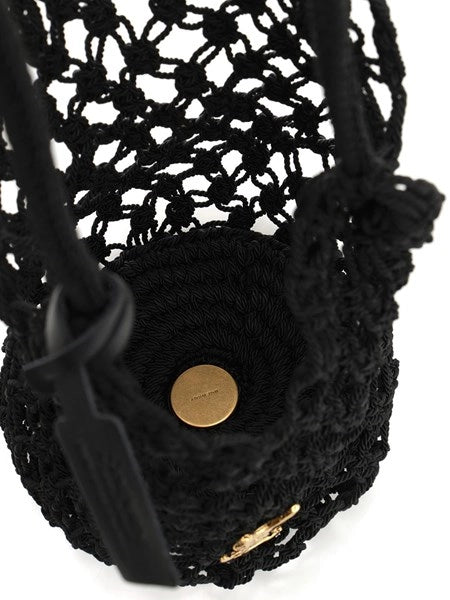 Borsa hobo lavorata all'uncinetto