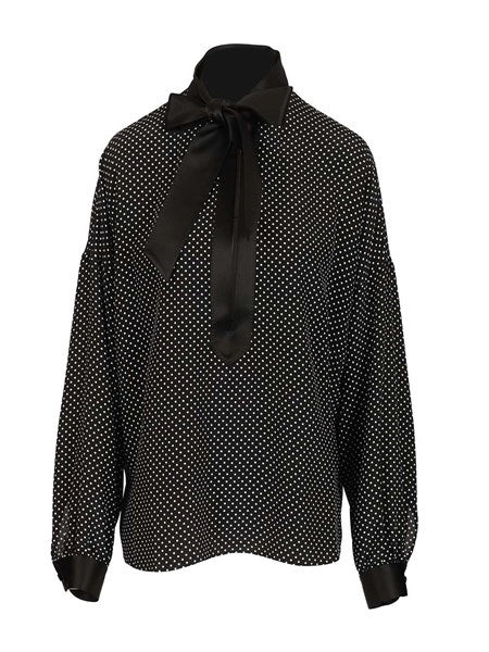 Blusa in raso di seta a pois con collo lavallière