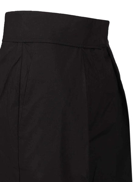 Pantalone con pieghe