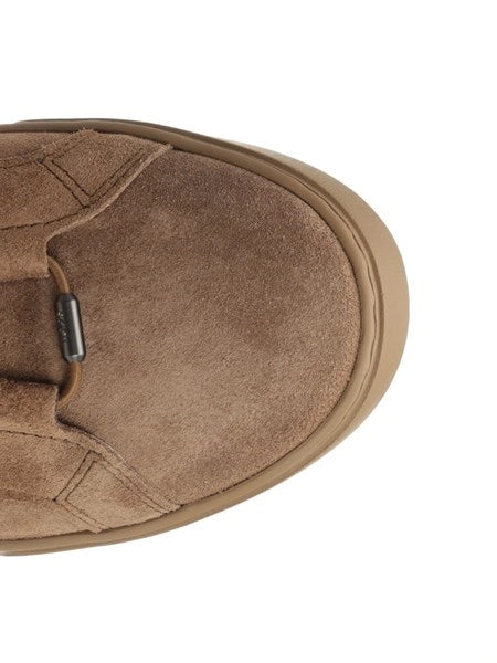 Sneakers in suede