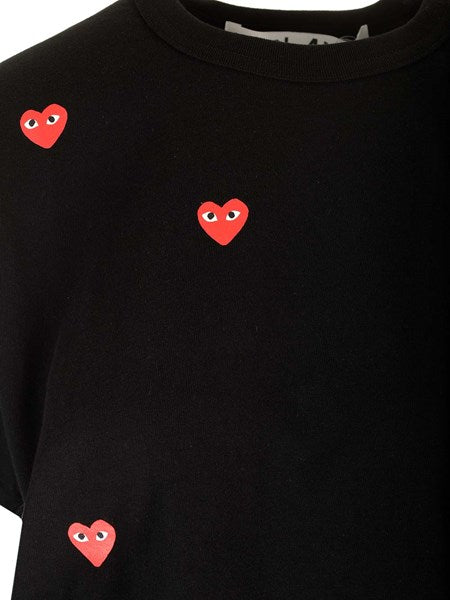T-shirt con mini cuori rossi