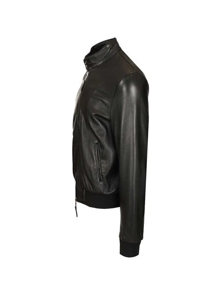Biker in pelle nera