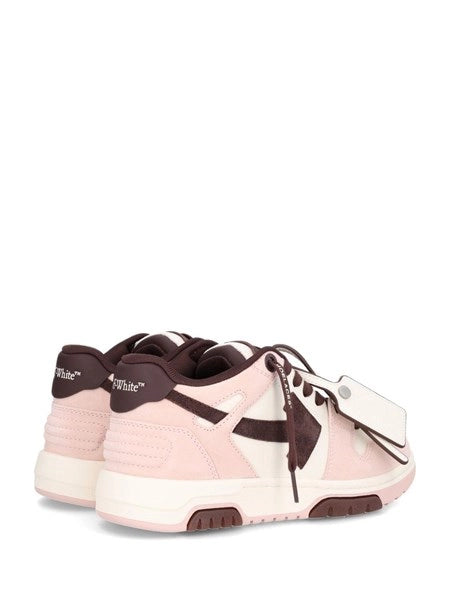Sneaker Out of office