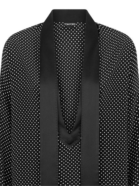 Blusa in raso di seta a pois con collo lavallière