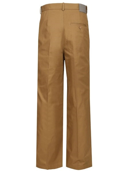 Pantaloni chino ampi