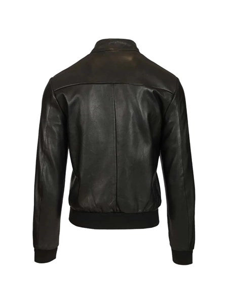 Biker in pelle nera