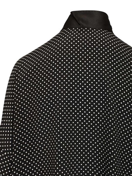 Blusa in raso di seta a pois con collo lavallière