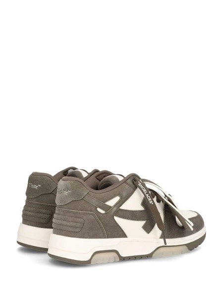 Sneaker Out of office