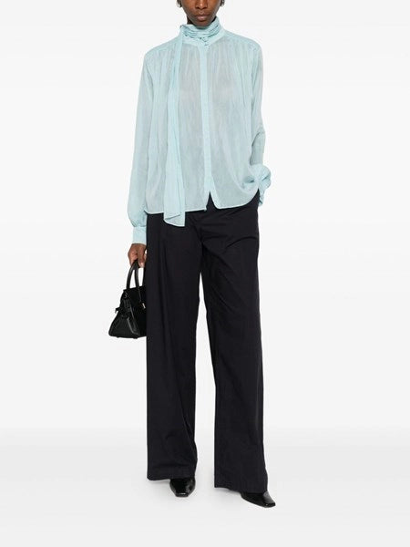 Pantalone con pieghe
