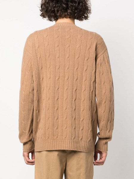 Maglione con lavorazione a treccia