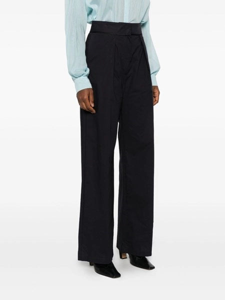 Pantalone con pieghe