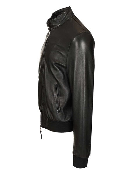 Biker in pelle nera