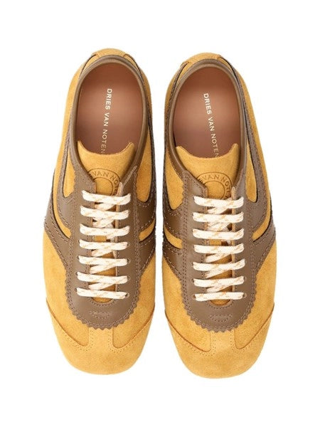 Sneakers in suede