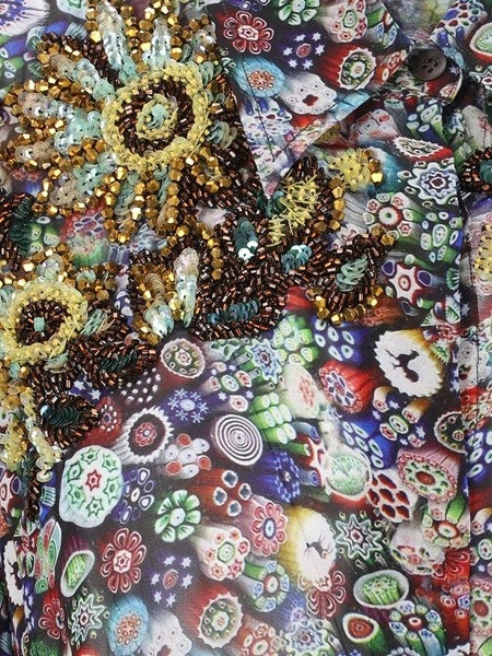 Camicetta in georgette stampata con decorazioni di paillettes