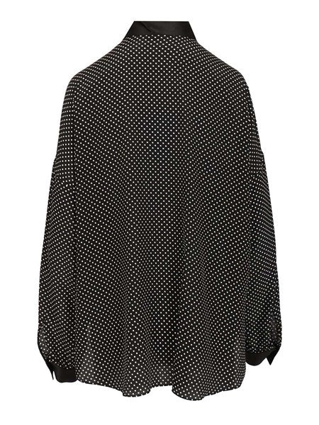 Blusa in raso di seta a pois con collo lavallière