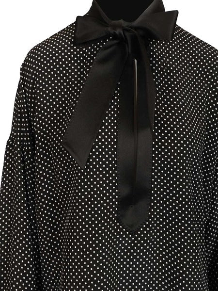 Blusa in raso di seta a pois con collo lavallière