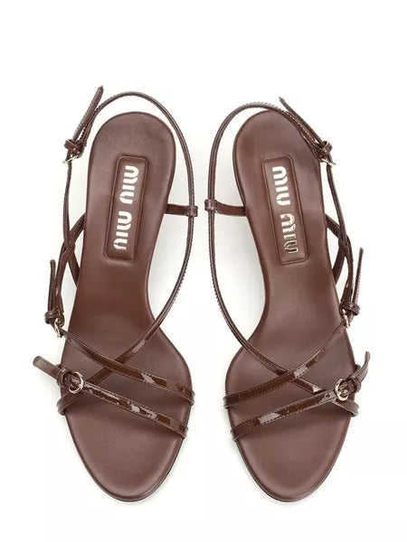 Sandali in vernice con mini fibbie