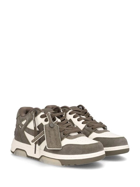 Sneaker Out of office