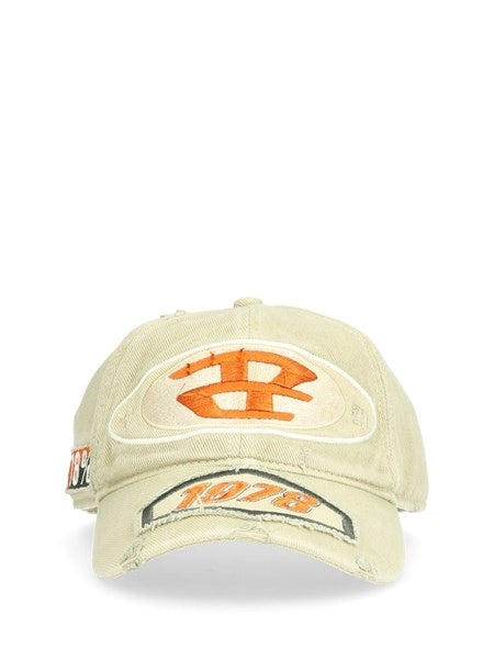 Cappello da baseball con patch ricamate