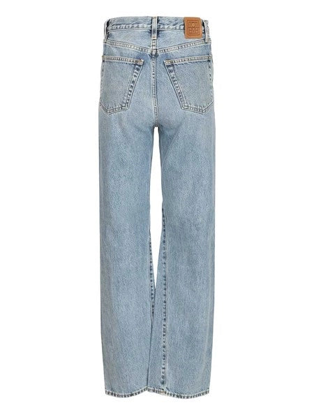 Jeans con cuciture ritorte