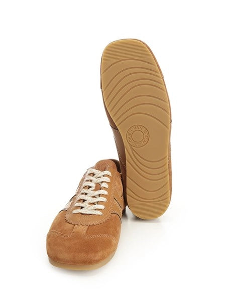 Sneakers in suede