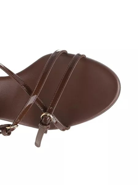 Sandali in vernice con mini fibbie