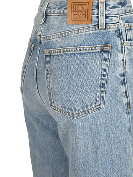 Jeans con cuciture ritorte