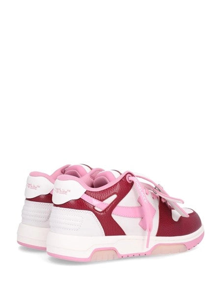 Sneaker Out of office
