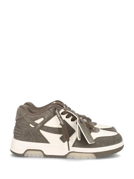 Sneaker Out of office