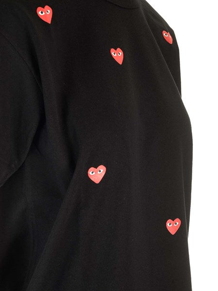 T-shirt con mini cuori rossi