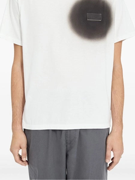 T-shirt con stampa spray