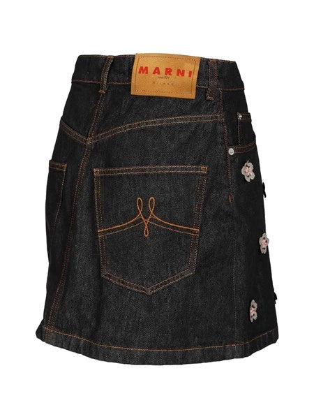 Gonna in denim nero con applicazioni a forma di margherita