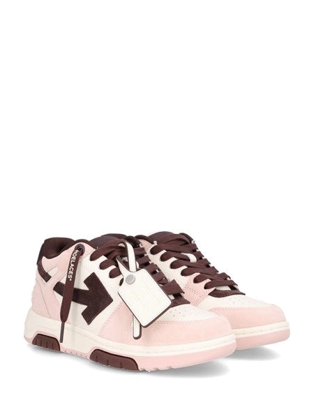 Sneaker Out of office