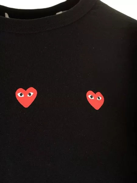 T-shirt con cuori rossi