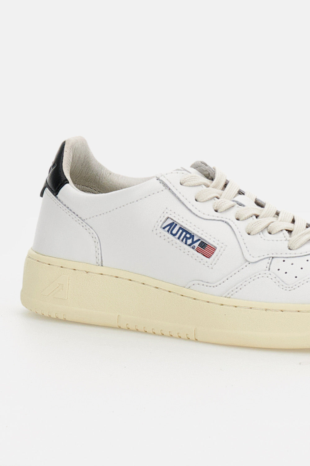 MEDALIST LOW LEATHER SNEAKERS
